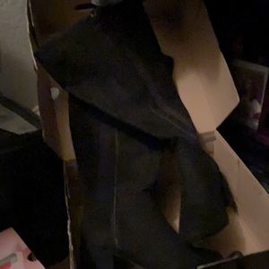 Knee high black boots size 6, Torrid